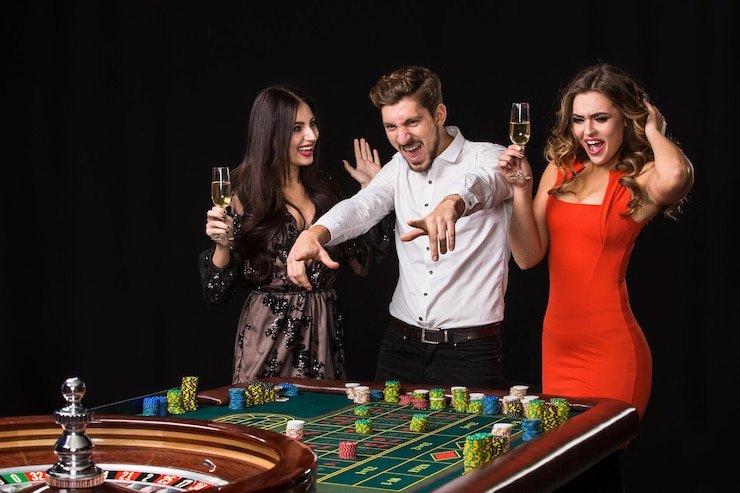 Dealer wanita profesional Pragmatic Play bermain blackjack langsung di meja dengan latar belakang studio profesional dan antarmuka ggjudi terintegrasi
